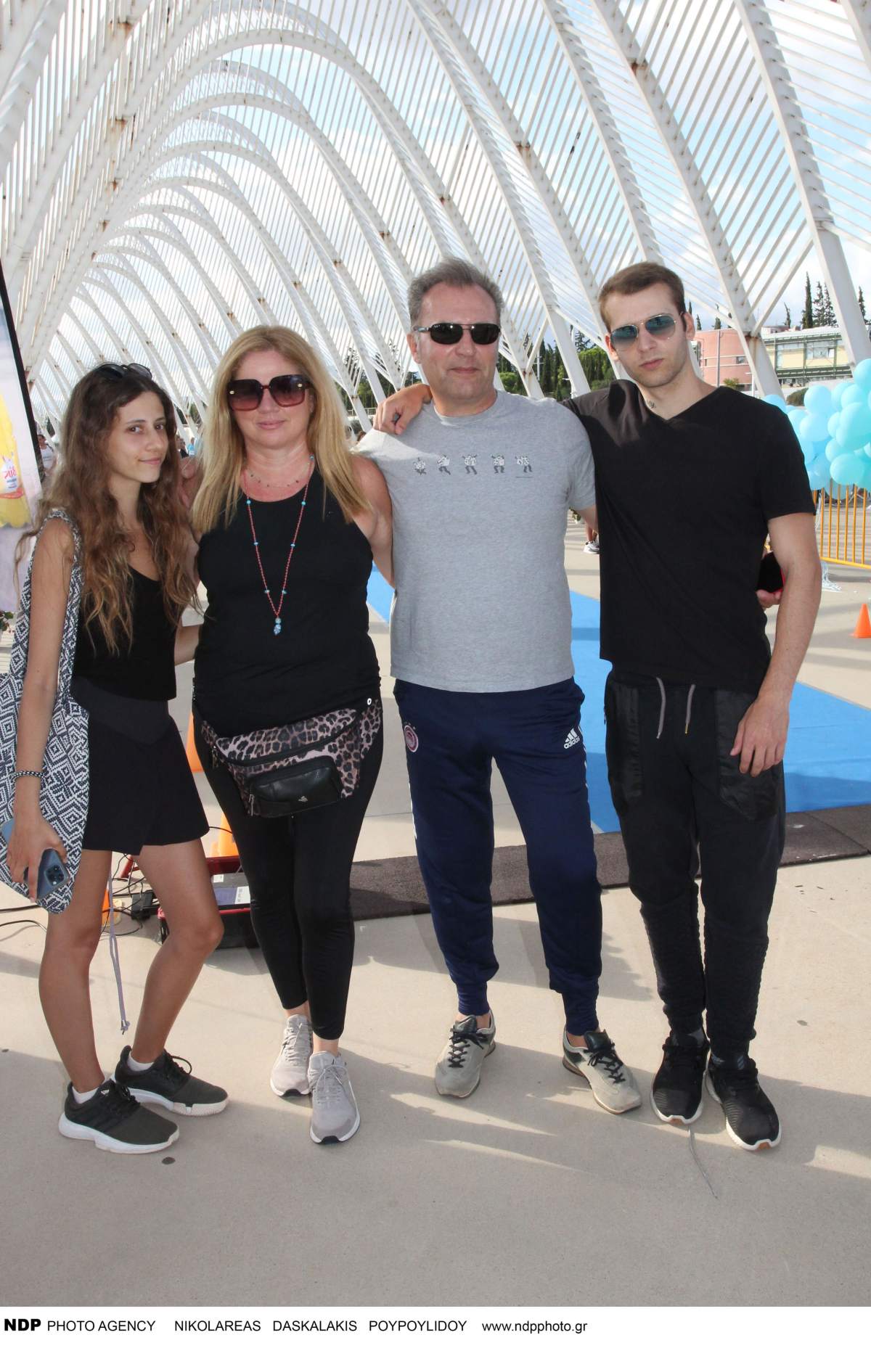 Ο Δημήτρης Οικονόμου με την οικογένειά του