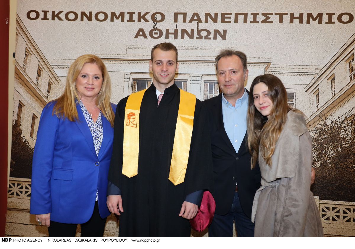 Ο Δημήτρης Οικονόμου με την οικογένειά του