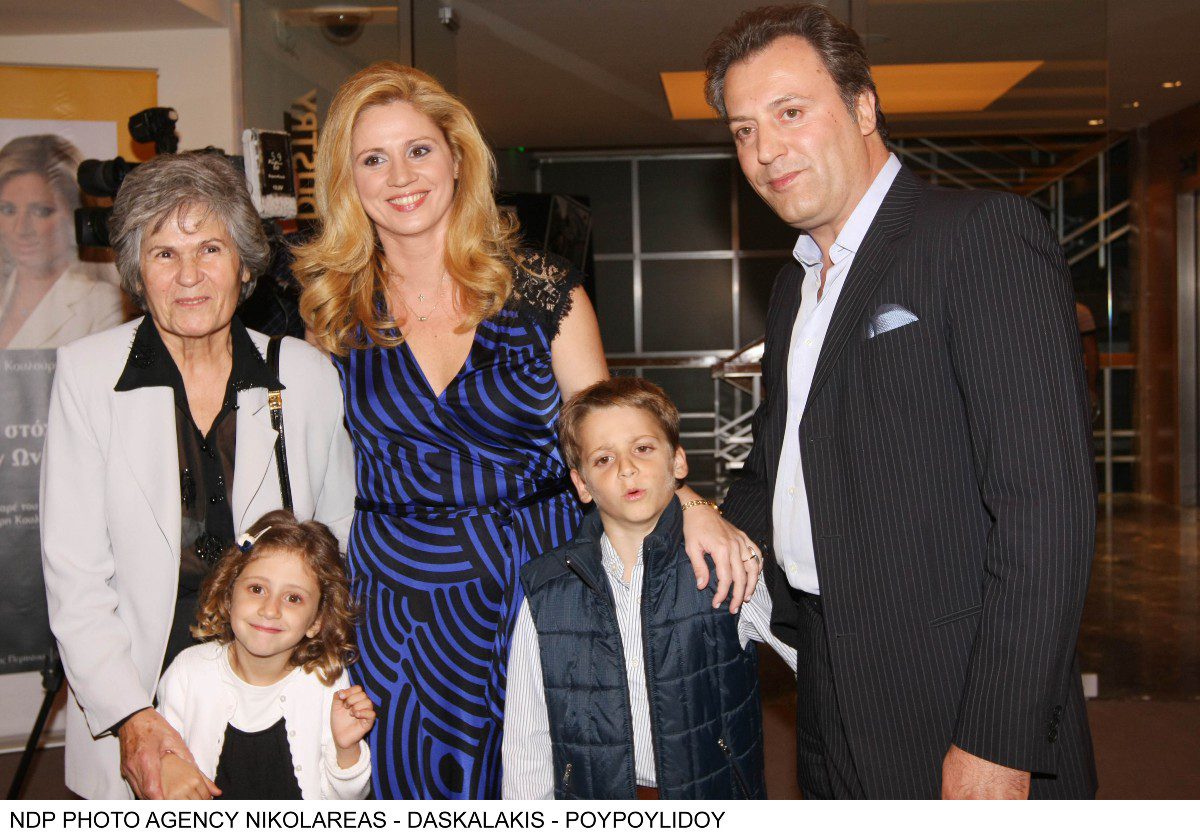 Ο Δημήτρης Οικονόμου με την οικογένειά του