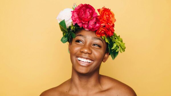 Μια γυναίκα ποζάρει χαμογελαστή