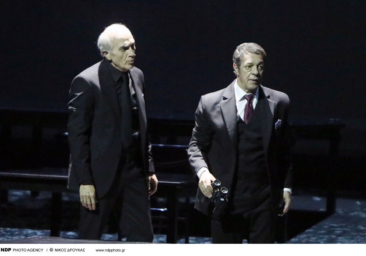 Ο Γιάννης Τσορτέκης στην σκηνή στην επίσημη πρεμιέρα του «Τα πήρες όλα και έφυγες»