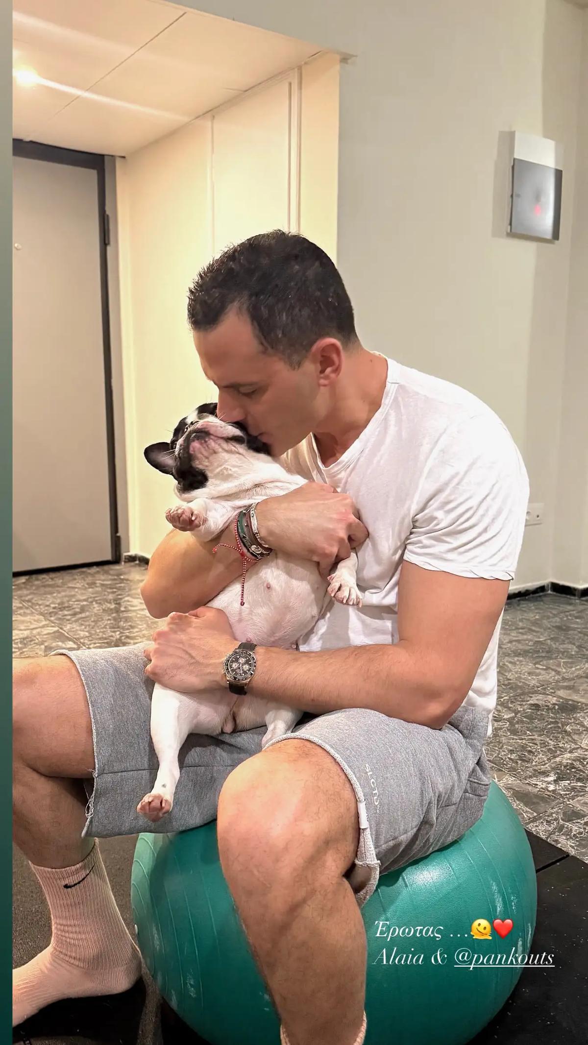 Ο Κουτσουμπής με τον σκύλο της Καινούργιου