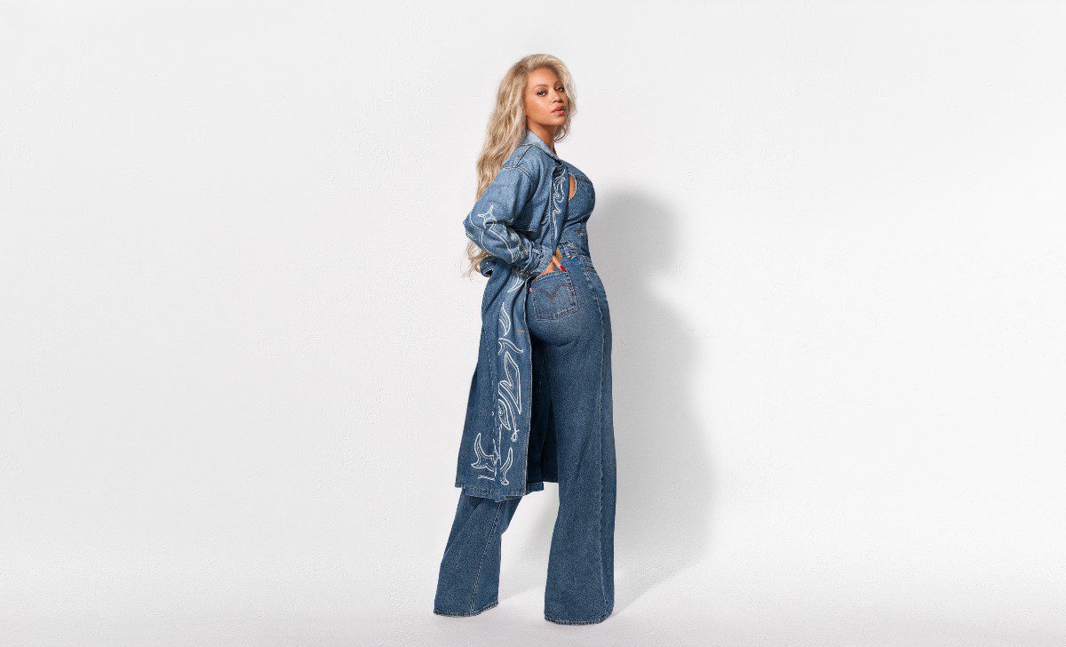 Beyoncé παρουσιάζει ένα εμβληματικό, διαχρονικό denim on denim look