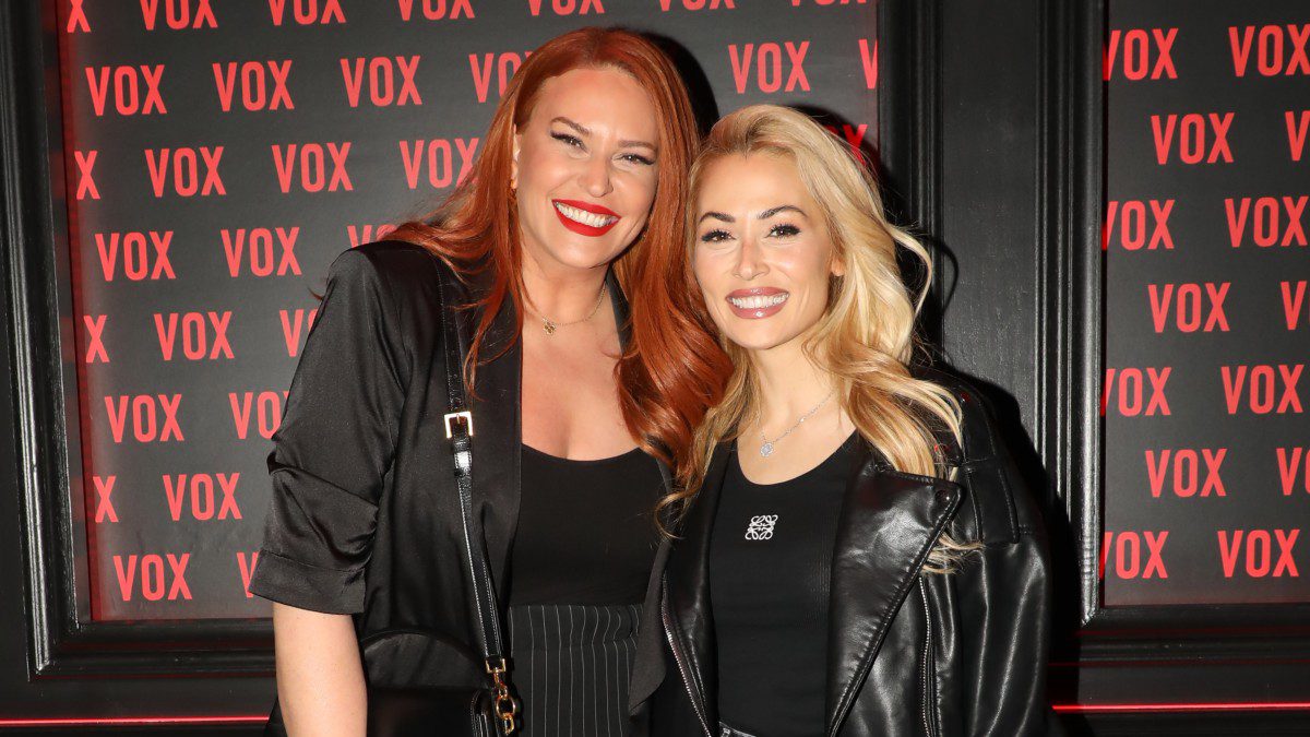 Η Σίσσυ Χρηστίδου και η Ελένη Βουλγαράκη αγκαλιά σε έξοδό τους