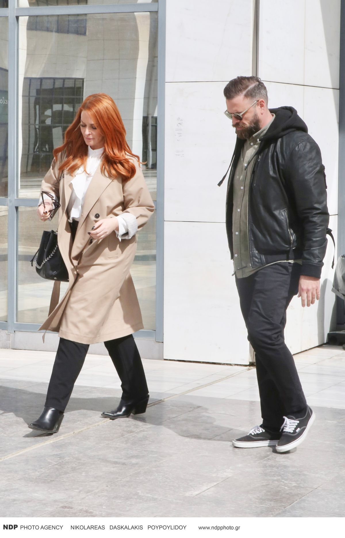 Η Σίσσυ Χρηστίδου με τον αδερφό της Γιάννη έξω από το δικαστήριο