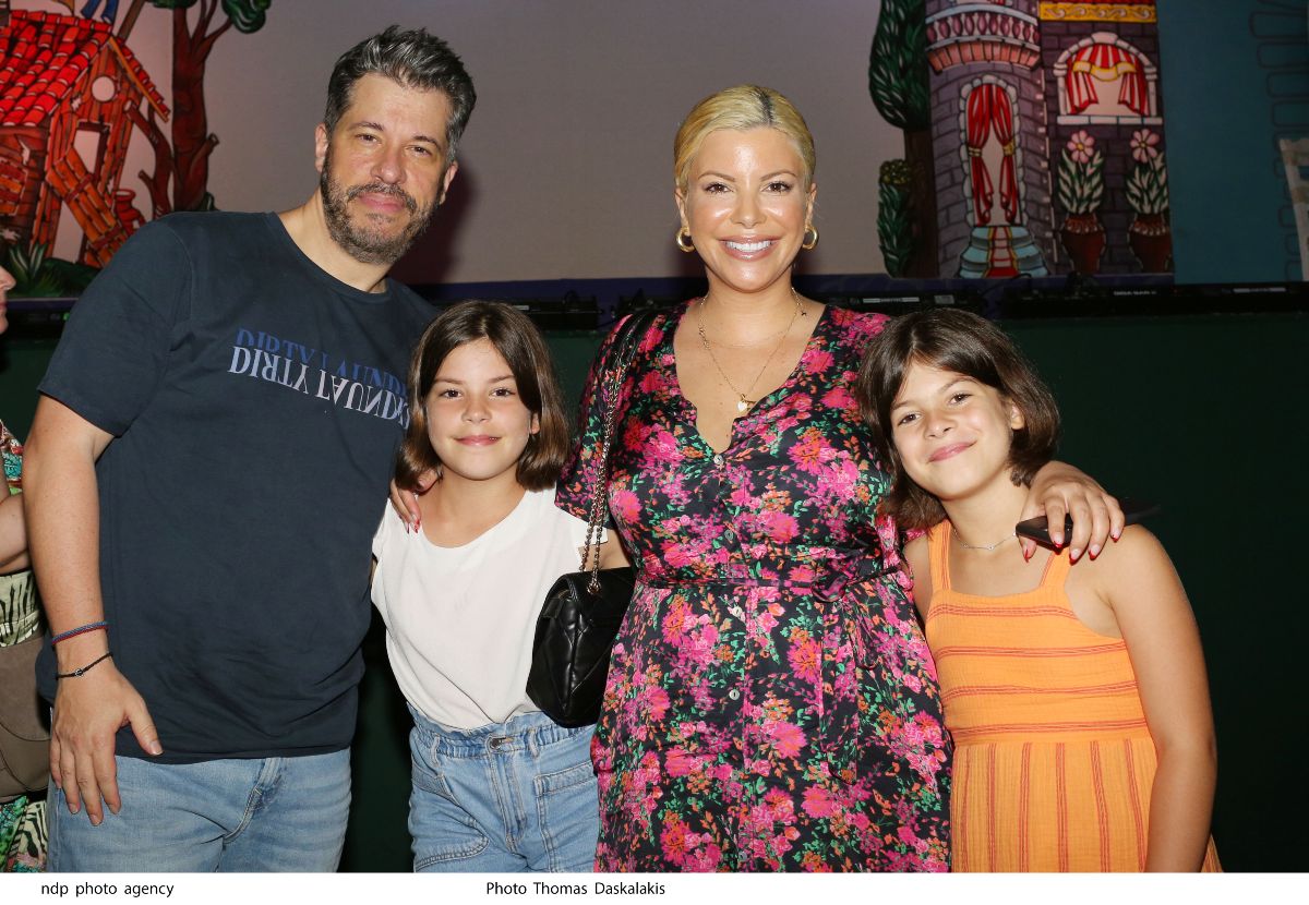 Ο Χάρης και η Αντελίνα Βαρθακούρη με τις κόρες τους