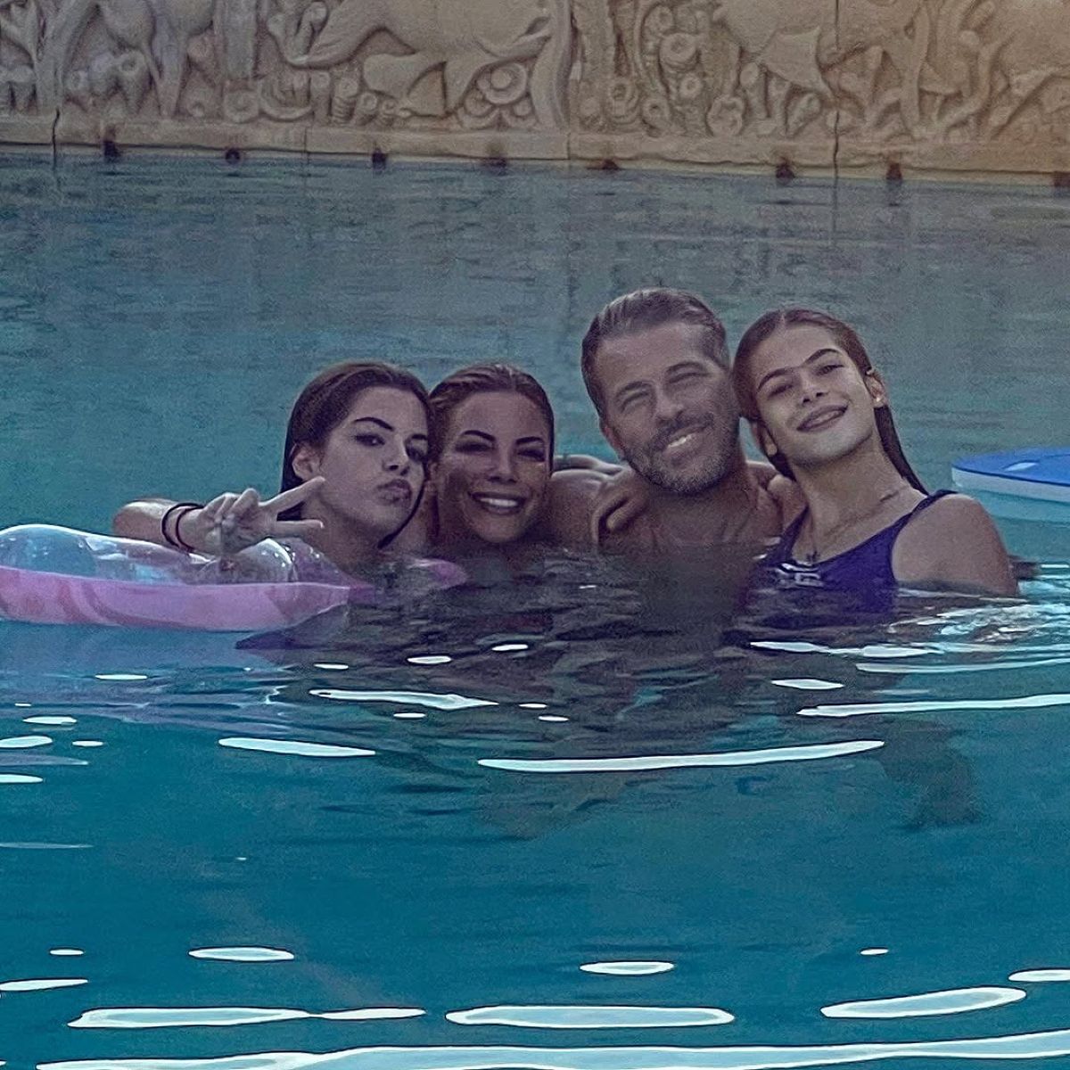 Ο Χάρης και η Αντελίνα Βαρθακούρη με τις κόρες τους