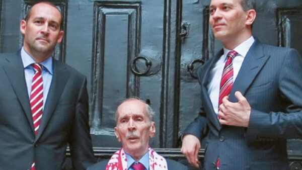 αδέρφια αγγελόπουλοι ποζάρουν στην κάμερα