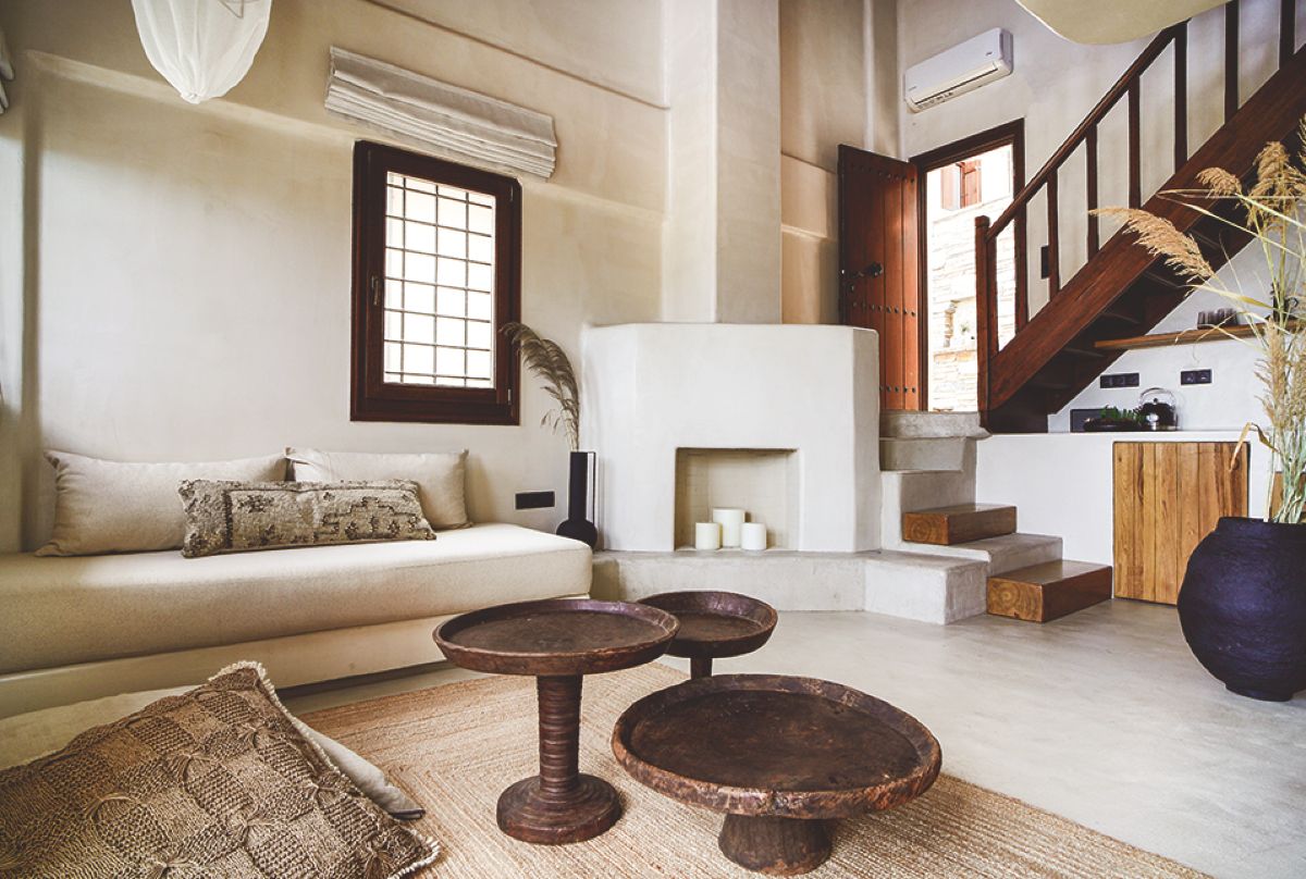 Η μίνιμαλ διακόσμηση του δωματίου αποπνέει ζεστασιά και ηρεμία