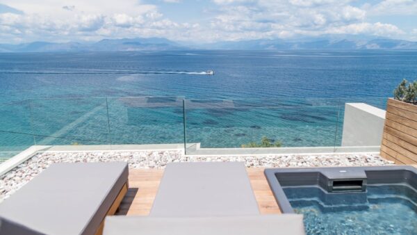 Απολαύστε την ιδιωτική σας βεράντα με απίστευτη θέα