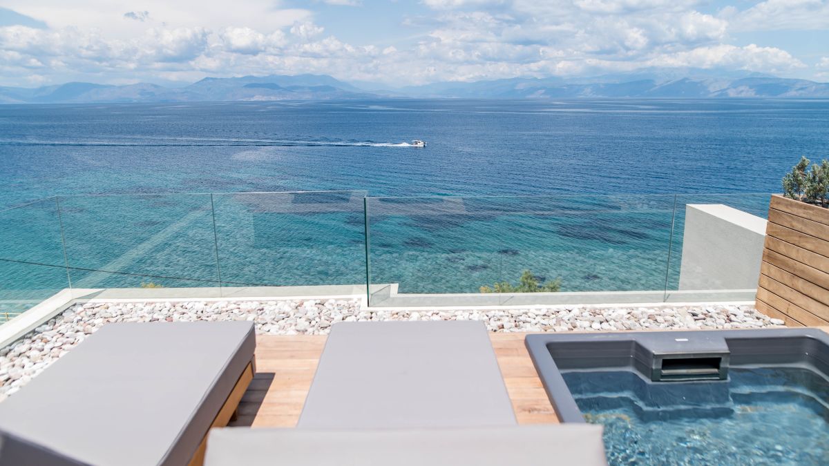 Απολαύστε την ιδιωτική σας βεράντα με απίστευτη θέα