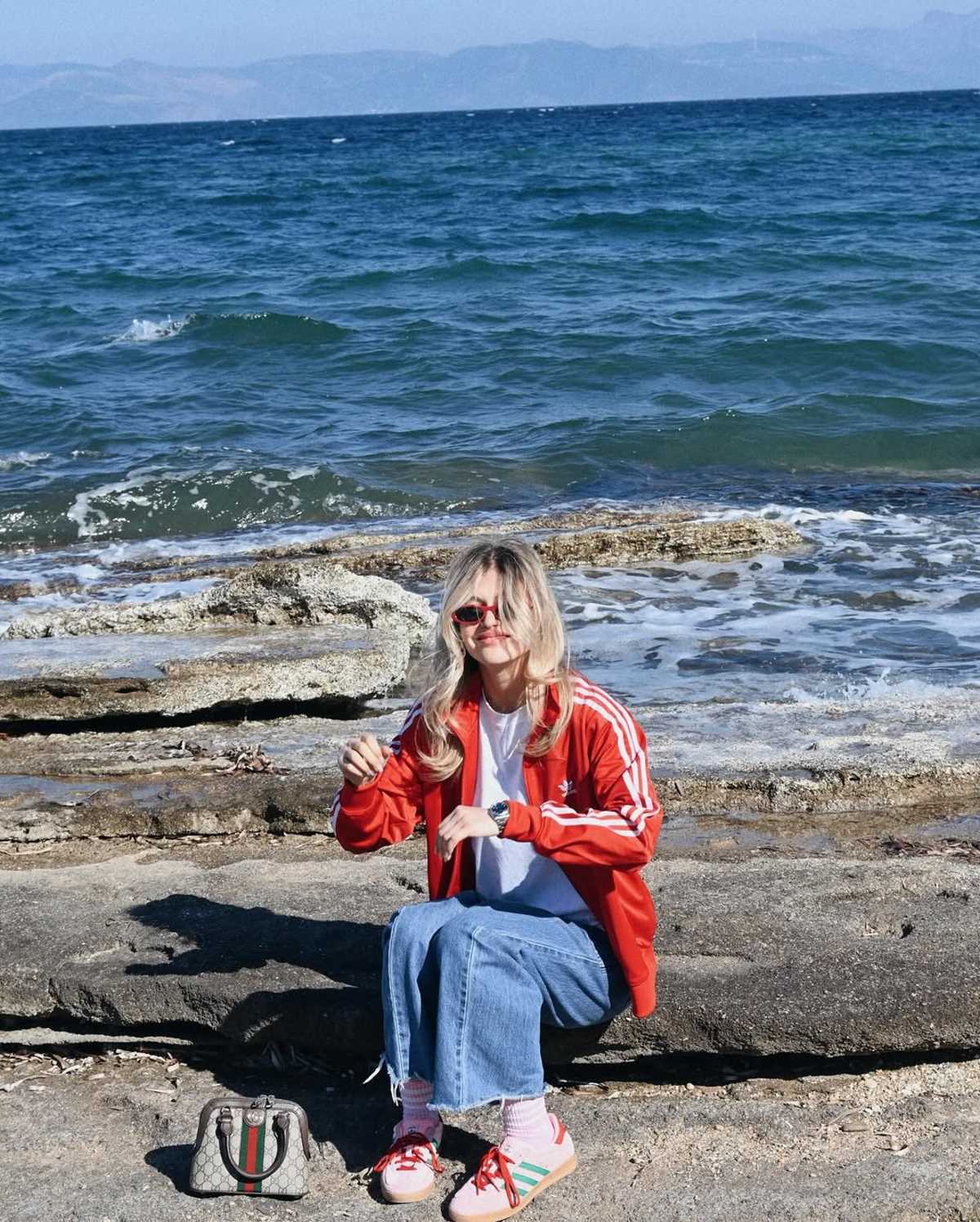 Η Κλέλια Ανδριολάτου στη θάλασσα