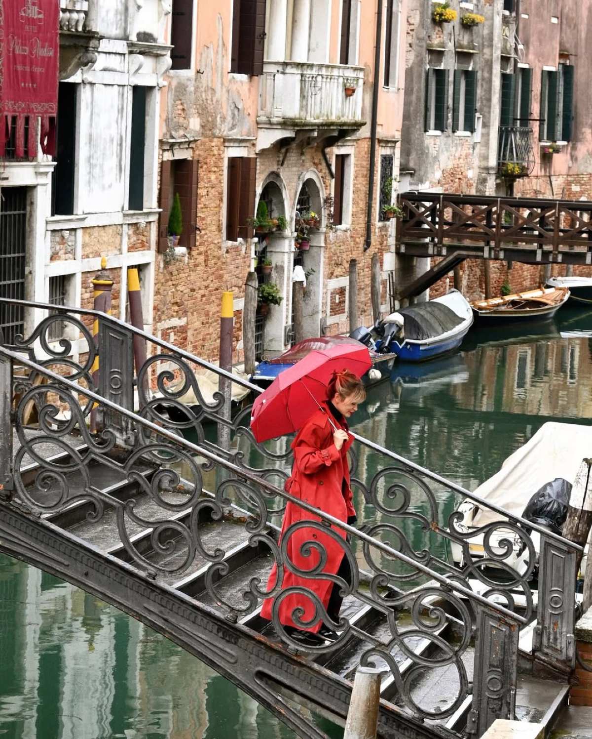 Κλέλια Ανδριολάτου: Κατέπληξε τα πλήθη με τις φωτογραφίες από το ταξίδι της στην Βενετία