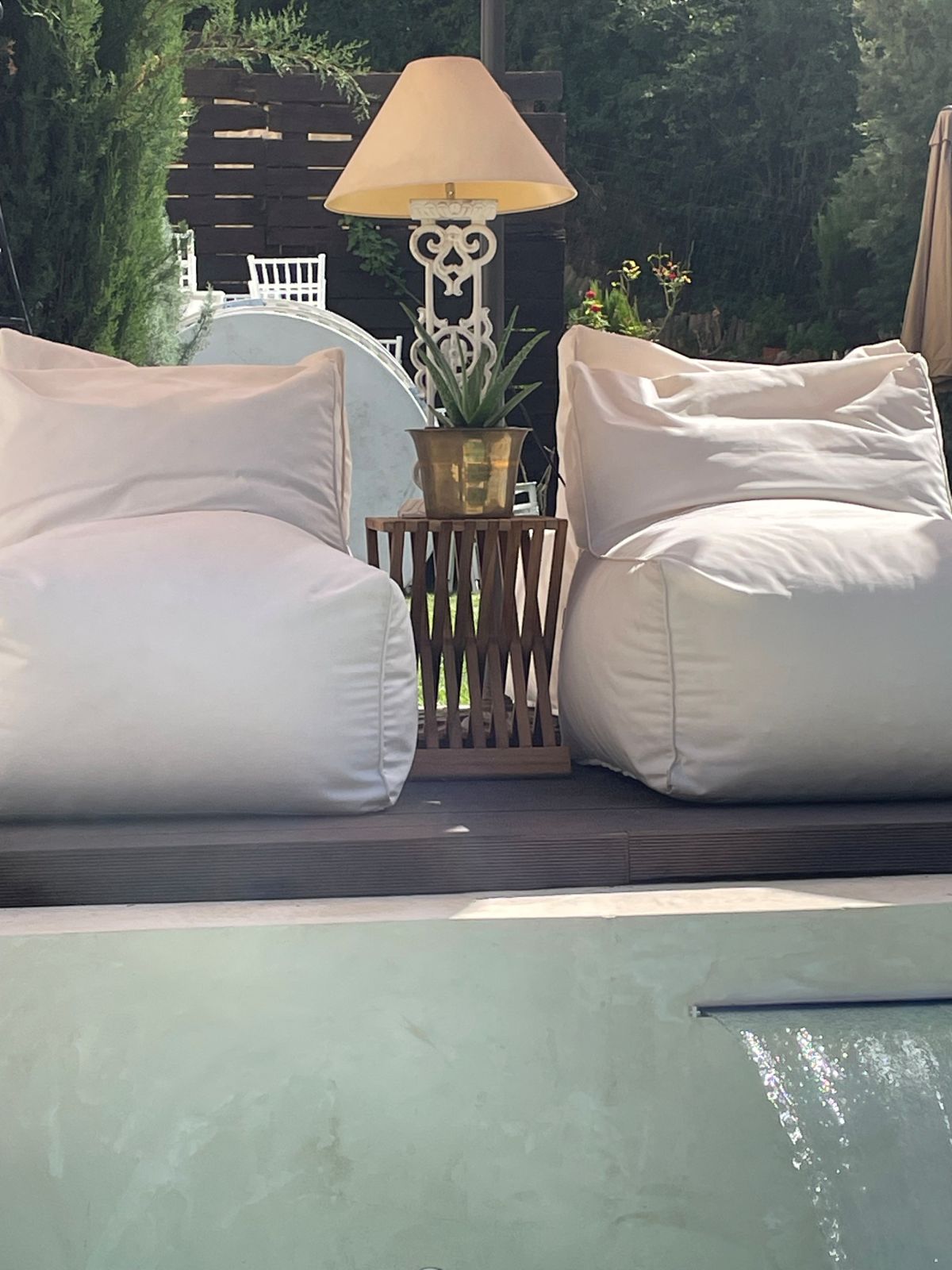 Χαλάρωση στην πισίνα στο Anerada suites