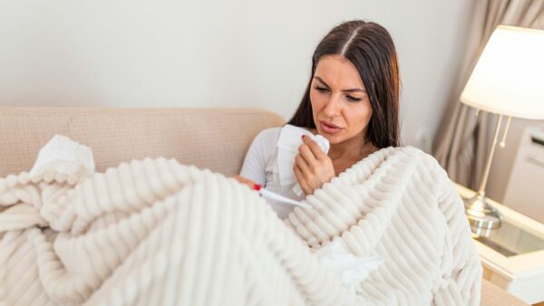 Μια γυναίκα άρρωστη στον καναπέ της