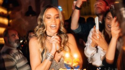 Η Αθηνά Οικονομάκου κάνει ευχή πριν σβήσει τα κεράκια στην τούρτα της