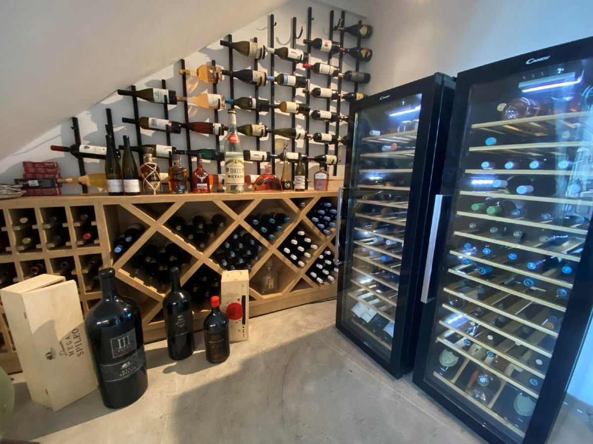 Η κάβα κρασιών του εστιατορίου Αχινός