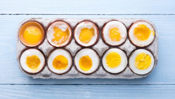 διάφορα βραστά αυγά
