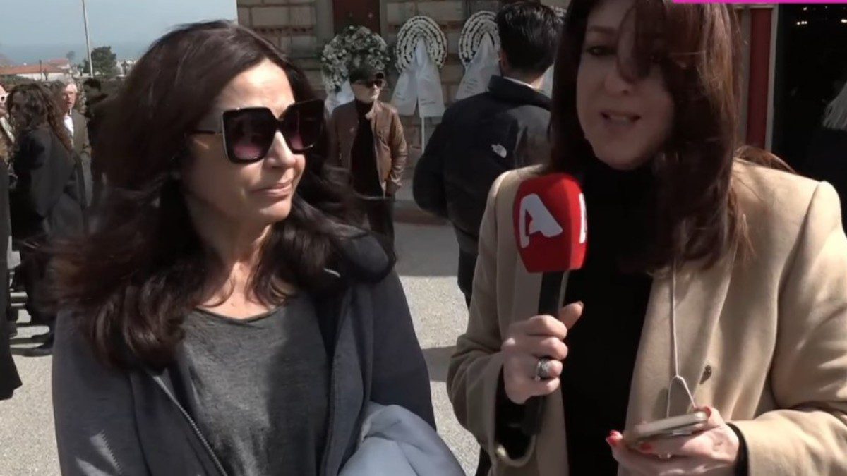 Η Βάσω Γουλιελμάκη στην κηδεία της Καίτης Κωνσταντίνου