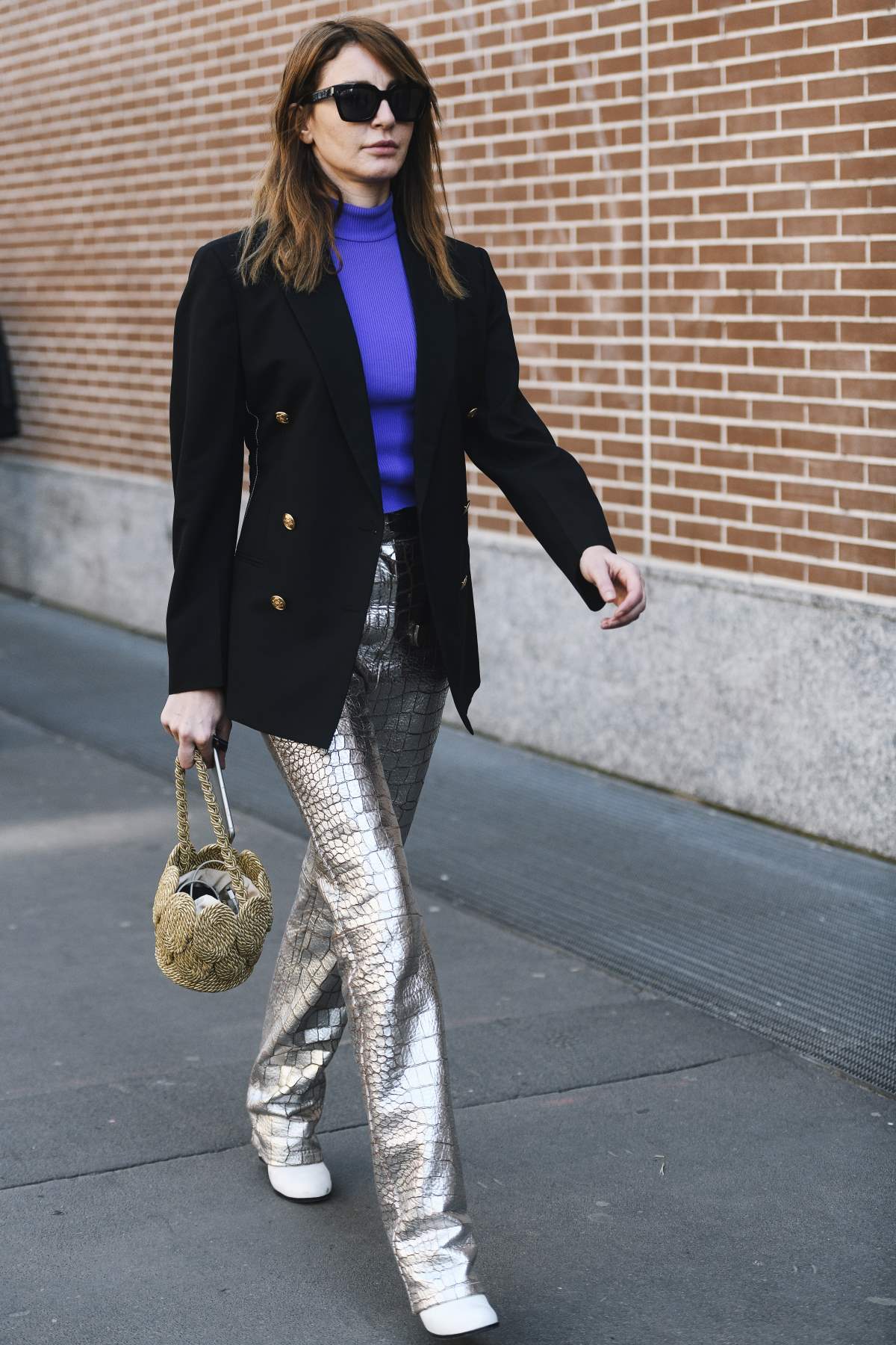 Μαύρο σακάκι και ασημί παντελόνι σε γυναίκα στον δρόμο