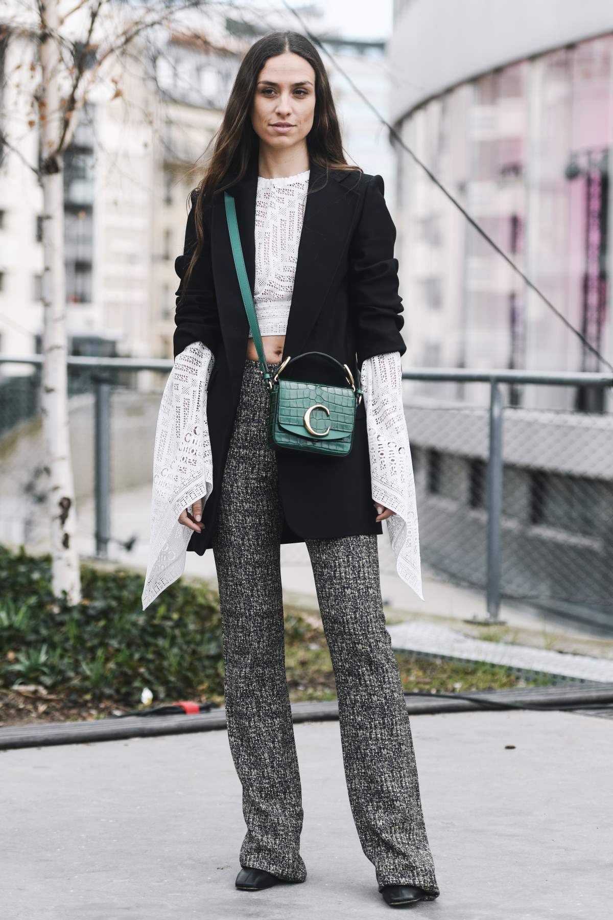 Μαύρο σακάκι και λευκό πουκάμισο σε γυναίκα στον δρόμο