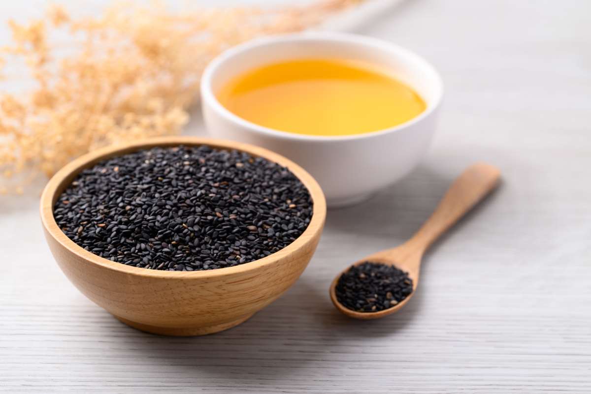 Λευκά μαλλιά λιγότερα με μαύρο σουσάμι