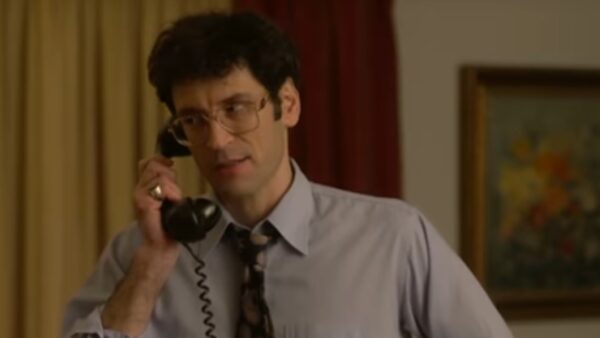 Ο Μπόγρης στην σειρά Ηλέκτρα μιλάει στο τηλέφωνο