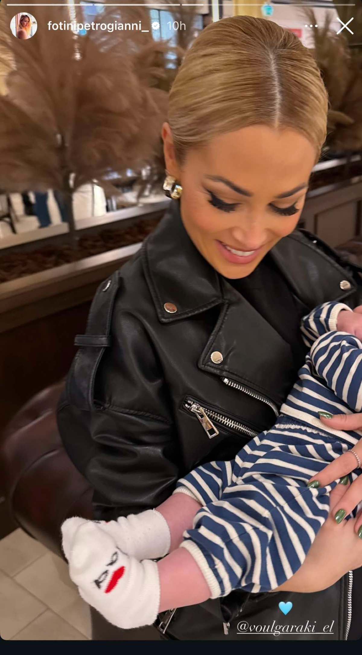 Η Ελένη Βουλγαράκη με το μωράκι της Φωτεινής Πετρογιάννη