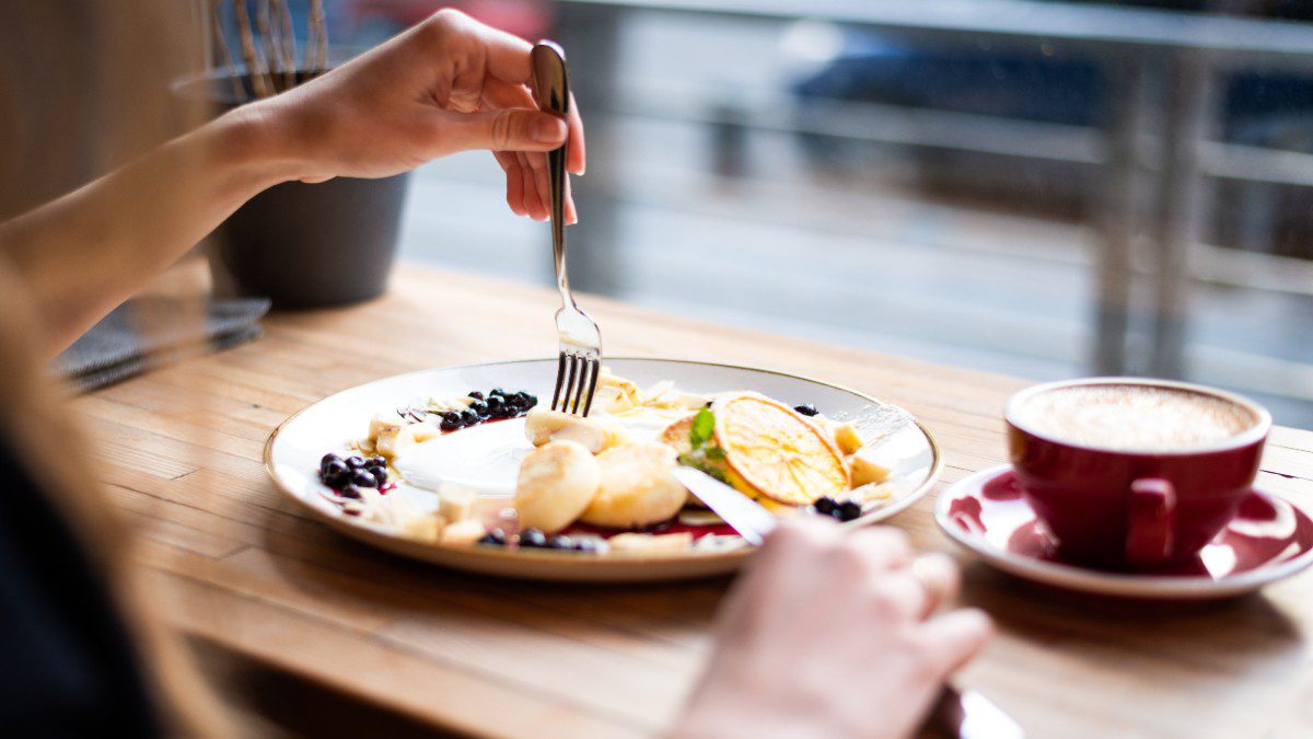 Πρωινό απολαμβάνει γυναίκα