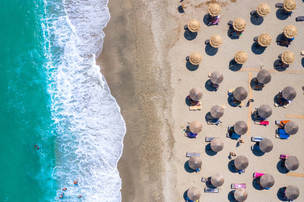 H παραλία Χορευτό φημίζεται για τα πεντακάθαρα νερά και την ψιλή άμμο