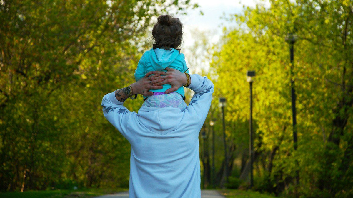 Μπαμπάς με κοριτσάκι στον ώμο