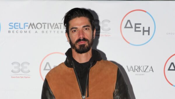 Ο Δημήτρης Γκοτσόπουλος φωτογραφίζεται σε εκδήλωση