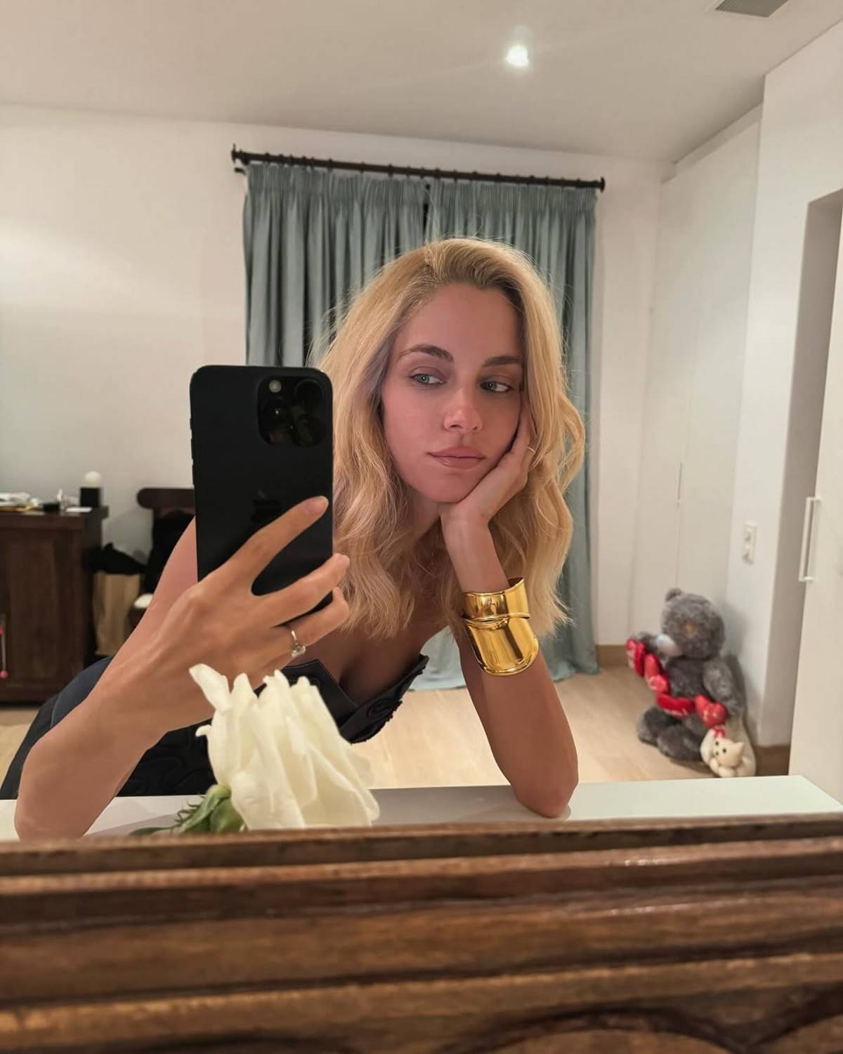 Η Δούκισσα Νομικού βγάζει σέλφι