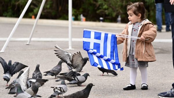 Ένα κοριτσάκι με ελληνική σημαία στο χέρι του