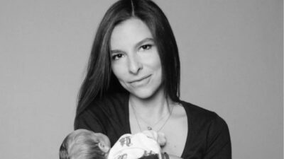 Η Εριέττα Κούρκουλου αγκαλιά με τον γιο της