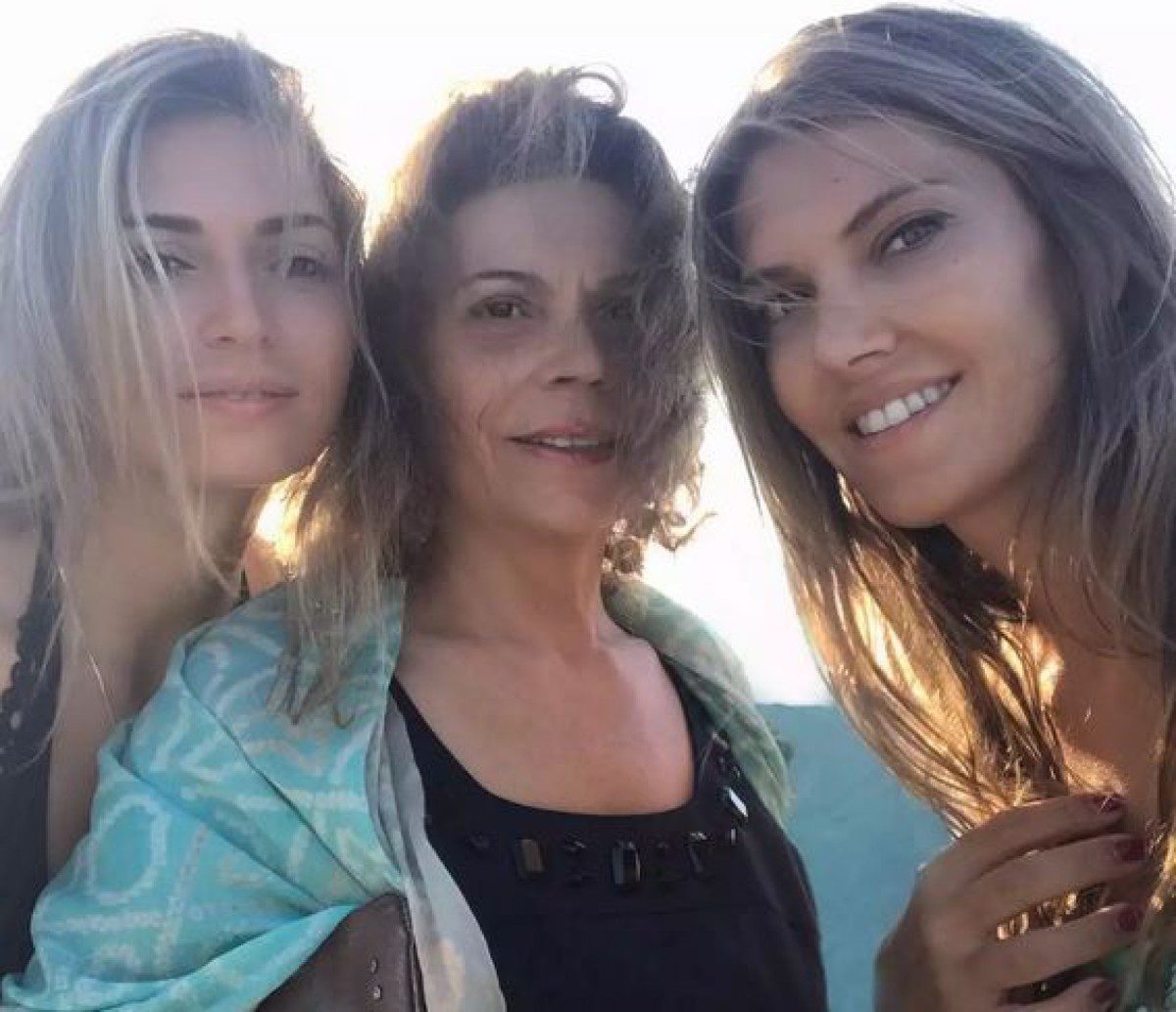 Η Εύα Καϊλή, η μητέρα και η αδερφή της