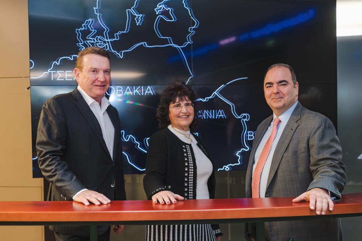 Ο Διευθύνων Σύμβουλος, κ. Σαμ Φάις, η κυρία Λου Φάις, Πρόεδρος του Διοικητικού Συμβουλίου του Ομίλου Φάις και ο Διευθύνων Σύμβουλος του Ομίλου Χρηματιστηρίου Αθηνών κ. Γιάννος Κοντόπουλος