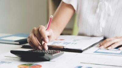 Μια γυναίκα σε ένα λογιστικό γραφείο