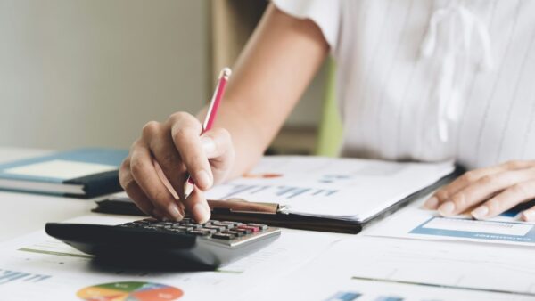 Μια γυναίκα σε ένα λογιστικό γραφείο