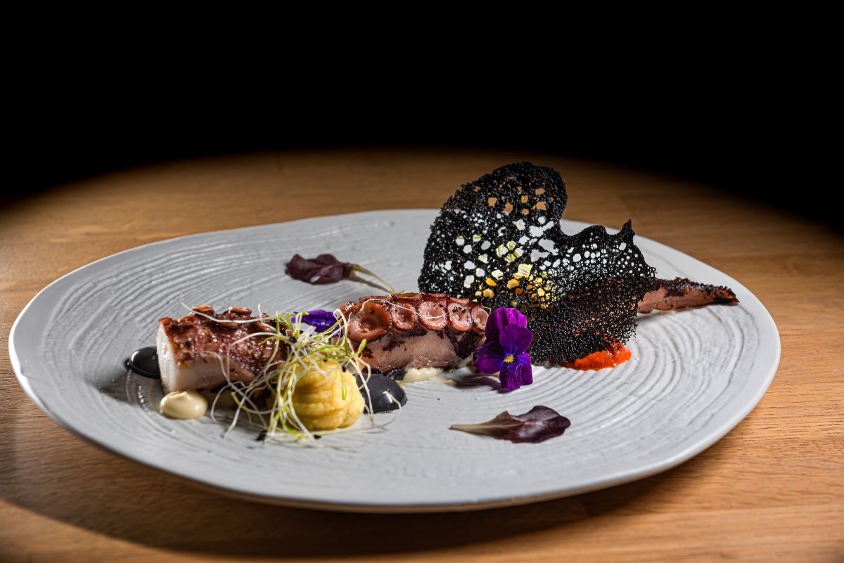 Phos Restaurant: Η υψηλή γαστρονομία συναντά την πολυτέλεια στο Nissaki Boutique Hotel της Μυκόνου