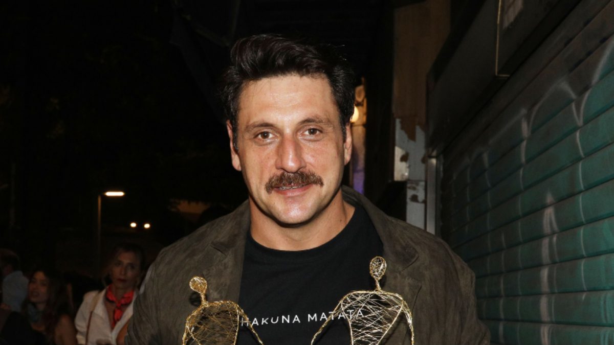 Ο Γιώργος Χρυσοστόμου μιλάει στην κάμερα του σταρ στον δρόμο