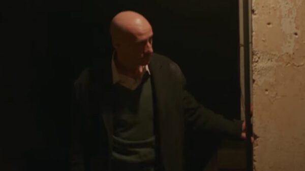 Ο Γράντος σε σκοτεινό δρόμο στην σειρά Η Παραλία