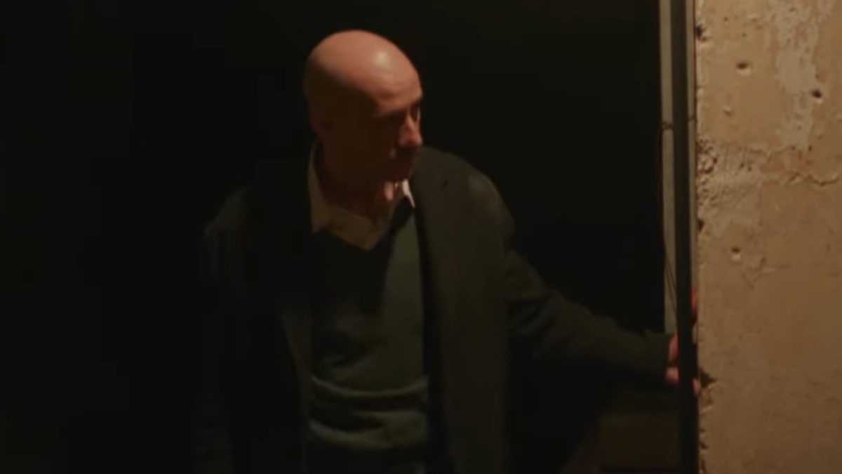 Ο Γράντος σε σκοτεινό δρόμο στην σειρά Η Παραλία