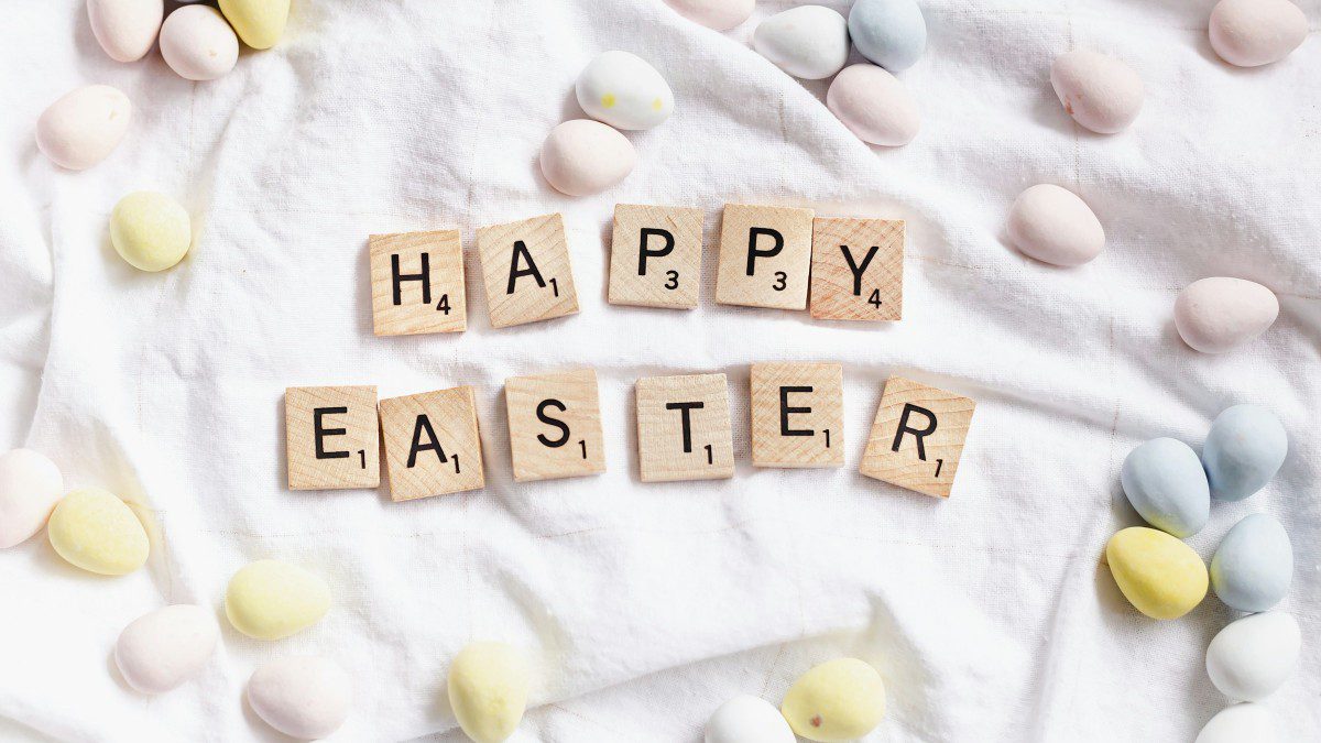 Ταμπέλα που γράφει πάνω καλό Πάσχα