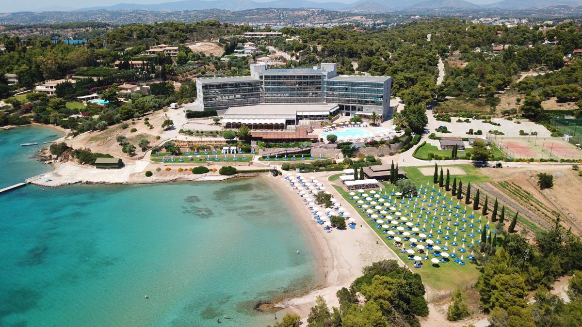 Στο Πόρτο Χέλι βρίσκεται το περίφημο ξενοδοχείο Hinitsa Bay