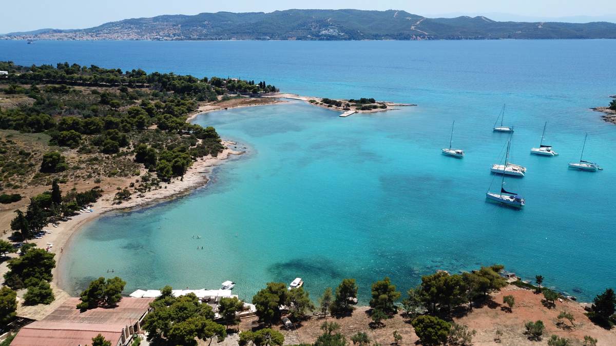 Η παραλία της Χηνίτσας στο Πόρτο Χέλι