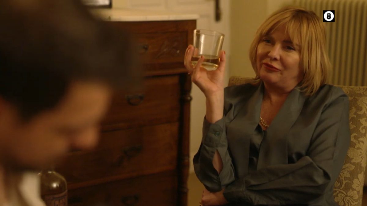 Η Φιόνα πίνει ποτό στην σειρά ηλέκτρα