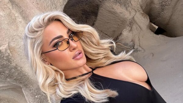 Η Ιωάννα Τούνη ποζάροντας για μια selfie