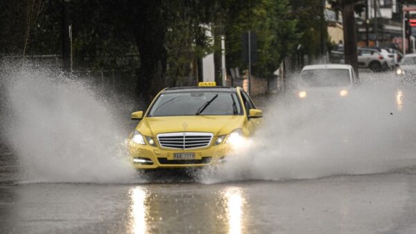 Ένα ταξί μέσα στην βροχή