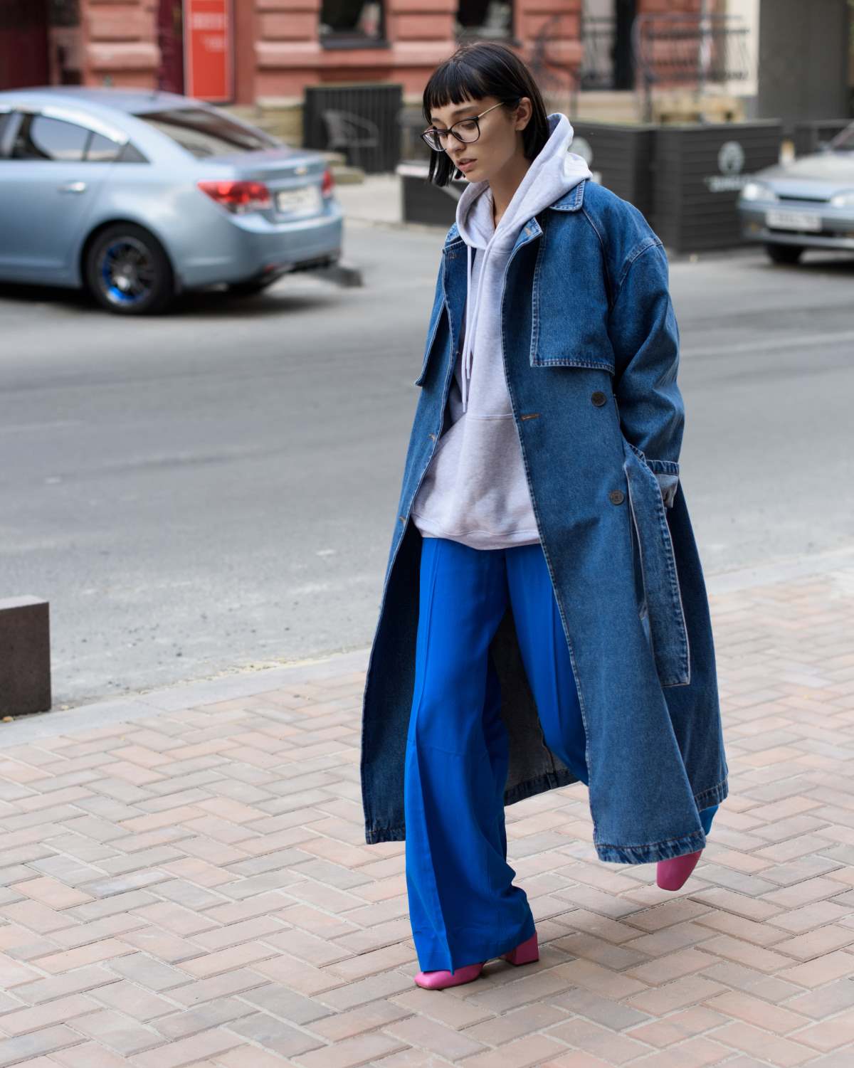 Τζιν καμπαρντίνα στο street style